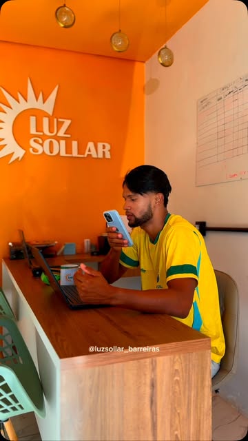Escritório da Luz Sollar em Barreiras, com a marca na parede